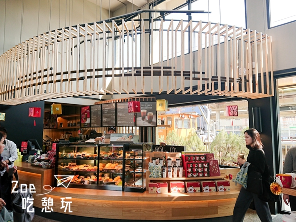 新竹景點/星巴克把新豐舊站改造成鐵路咖啡，與月台只有一個隔柵的距離
